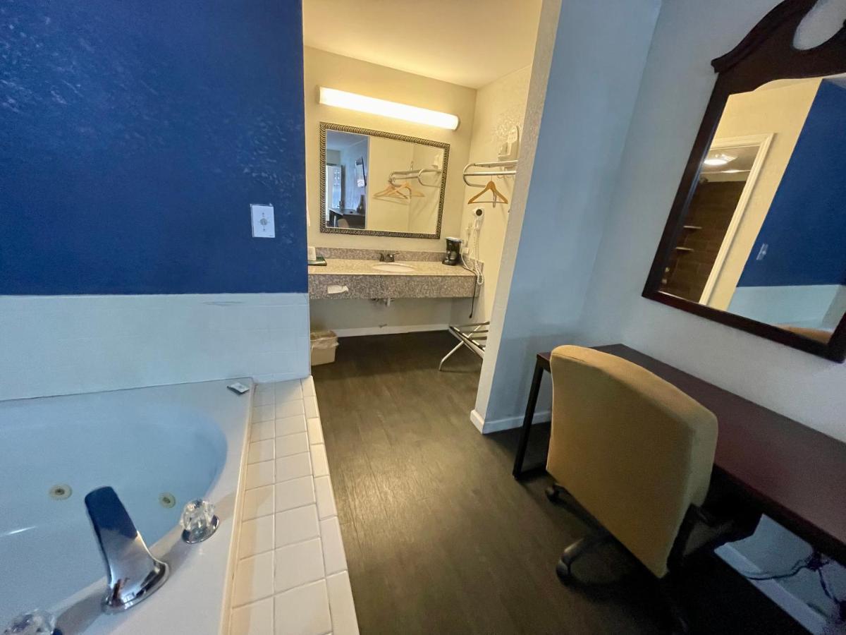 Key West Inn - Roanoke Εξωτερικό φωτογραφία